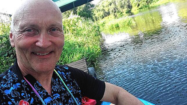 Knut Diers beim Stehpaddeln auf einem Fluss. Auch das aargauische und das badische Laufenburg will er während seiner dreimonatigen ...