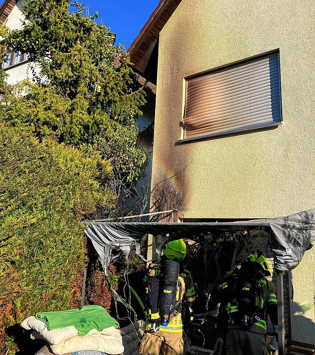 Eine Ecke hatte Feuer gefangen. Durch die Hitze wurden auch Fassade und Rollläden in Mitleidenschaft gezogen.