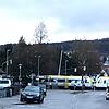 Die Schranken sind geöffnet und ein Zug passiert den Bahnübergang: So passiert am Sonntagvormittag.