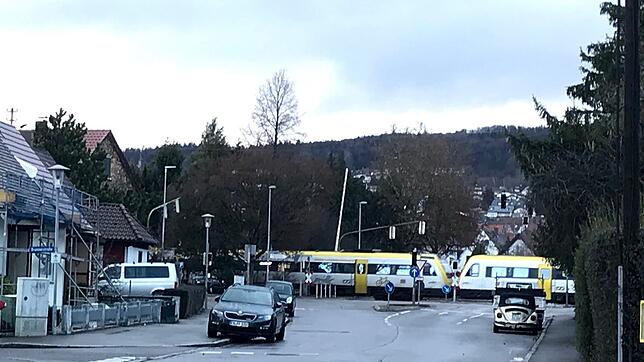 Sonntagmorgen, gegen 9 Uhr. Der Zug überquert bei offener Schranke die Gutenbergstraße, wie ein Leser beobachtet hat.
