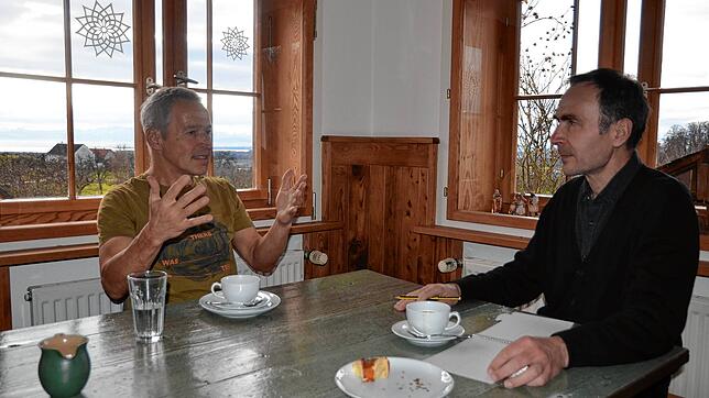 Für Karl King (links), hier im Gespräch mit SÜDKURIER-Mitarbeiter Jörg Büsche, gewinnt das Thema Umwelt immer mehr an Bedeutung &ndash; ...