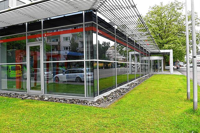 Auch an der Glasfassade wird dann gebaut, denn die Filiale soll auch energetisch auf einen aktuellen Stand gebracht werden.
