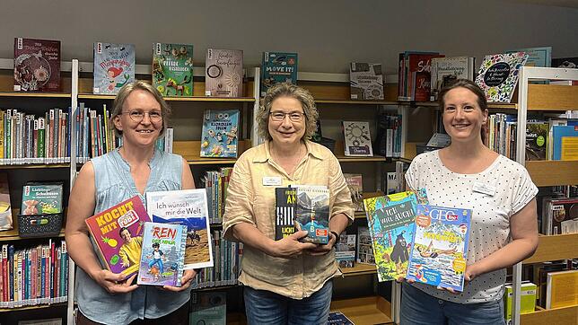 Die drei Bibliothekarinnen der Stadtbücherei Singen sorgen für neue Bücher in den Regalen, von links Petra Petersen, Martina Grözinger ...