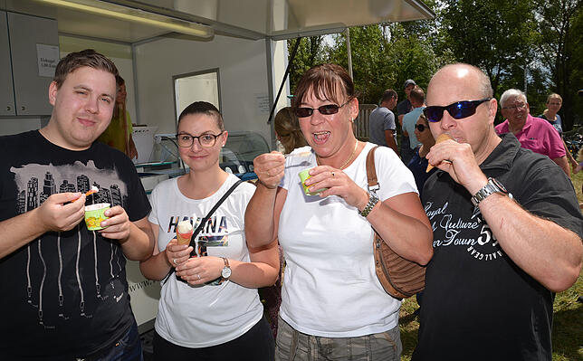 Kevin Bartel (v. links)und Lisa Eichkorn sowie Romy und Lutz bartel lassen sich ein Eis schmecken.