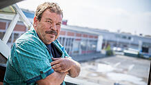 Thomas Blaser, Anwohner der Bücklestraße: Von seinem Balkon aus kann er das Gelände der BDS überblicken, das die Firma bis Ende 2020 als ...