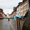 Eine Maske liegt in der Walsdhuter Kaiserstraße auf einer Skulptur. Ab sofort muss in den Fußgängerzonen im Kreis Waldshut nur noch eine ...