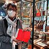 Irene Kaiser, Inhaberin des Fachgeschäfts Rümmele in der Waldshuter Kaiserstraße, mit einem Pack der sogenannten 3G-Bändel. Seit ...