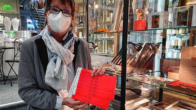 Irene Kaiser, Inhaberin des Fachgeschäfts Rümmele in der Waldshuter Kaiserstraße, mit einem Pack der sogenannten 3G-Bändel. Seit ...