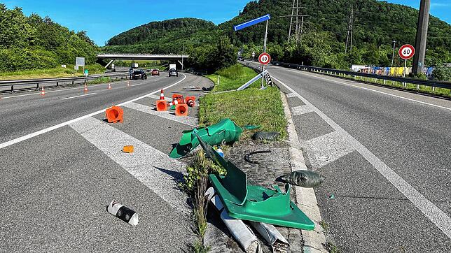 Hoher Sachschaden entstand am Samstag bei einem Verkehrsunfall bei Frick, wo eine Frau mit ihrem Auto auf der A3 die Ausfahrt (rechts) ...