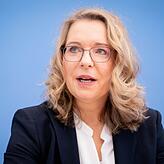 Claudia Kemfert, Deutsches Institut für Wirtschaftsforschung (DIW), stellt Greenpeace-Studie “Grüne Konjunkturhilfen schaffen über ...