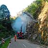 Die Sicherung der Felsen im Schlüchttal hat begonnen. Mit einem speziellen Bohrgerät werden Anker in die Felsen gebohrt.