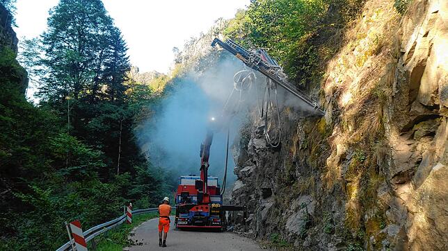 Die Sicherung der Felsen im Schlüchttal hat begonnen. Mit einem speziellen Bohrgerät werden Anker in die Felsen gebohrt.