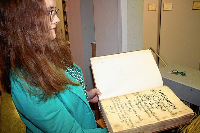 Dieses Urbarium stammt aus dem Jahr 1774. Elena Williams erklärt, wie mit Hilfe künstlicher Intelligenz solche alten Texte gelesen und ...