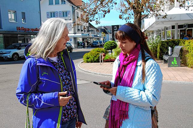 Nicole Niklas (rechts) befragt eine Frau aus Waldshut zur Ortsmitte Lauchringen.