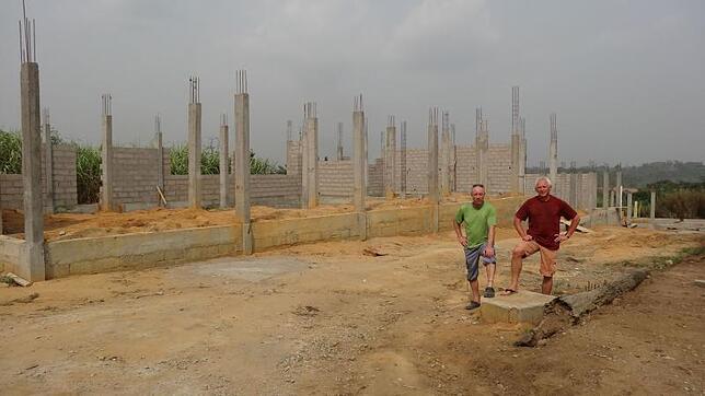 Bobby Lutz (links) mit Freund und Unterstützer Toni auf der Baustelle des neuen Waisenhauses in Douala im westafrikanischen Kamerun. ...