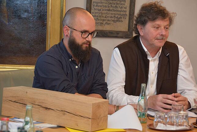 Pascal Volk (links) und Johann Senner von der Planstatt Senner stellen im Rat die Planung vor.
