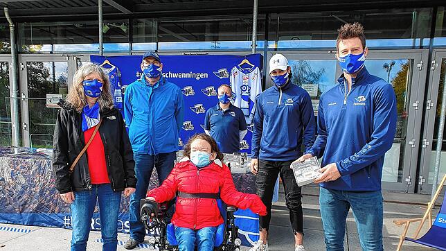 Die Familie Freygang hat insgesamt fünf Tribünensteine ersteigert. Malina Freygang (Mitte) freut sich besondern über den Stein mit der ...