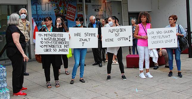 Die Karstadt-Schließung ist vom Tisch. Dafür kämpften auch Betriebsratsmitglieder, die für eine Kundgebung Ende Juni ein paar ...