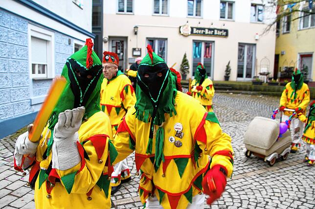 Hirling-Hansele beim Umzug am Nachmittag des Schmotzigen in der Meßkircher Altstadt.