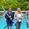 Bäderbetriebsleiter Frank Dietrich-Vercrüße und Melanie Mallinovski von den Stadtwerken Waldshut-Tiengen freuen sich trotz des aktuellen ...