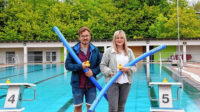 Bäderbetriebsleiter Frank Dietrich-Vercrüße und Melanie Mallinovski von den Stadtwerken Waldshut-Tiengen freuen sich trotz des aktuellen ...