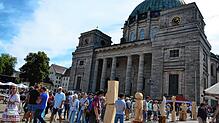 Viel los war am Sonntag auf dem Domplatz in St. Blasien. Dort wurden die Skulpturen versteigert, die über eine Woche hinweg beim ...