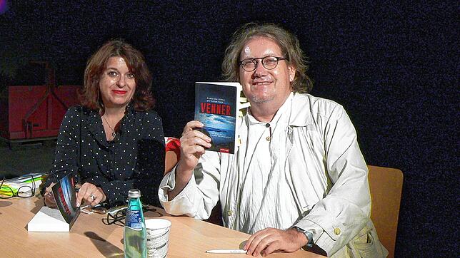 Franziska Hidber und Christian Ruch bei der Lesung ihres ersten Kriminalromans mit dem Titel &bdquo;Venner&ldquo;. Bild: Rosemarie Tillessen