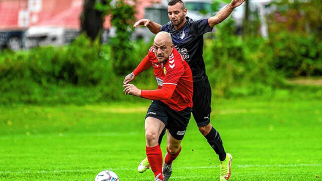 Weg ist er: Der Rheinfelder Julian Jäger (vorn) lässt im Derby den Wittlinger Sascha Strazzeri stehen. Am Ende siegten die Rheinfelder ...