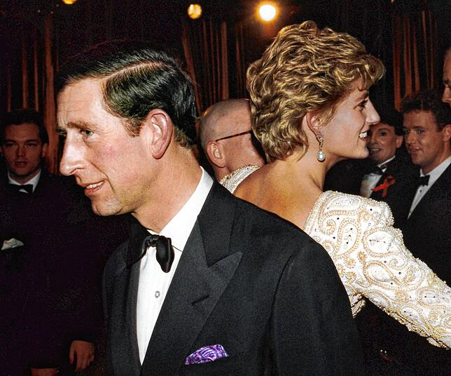 Prinz Charles und Diana wenden sich bei einem Theaterbesuch den Rücken zu &ndash; ein Symbol für die Probleme in ihrer Beziehung? Die ...