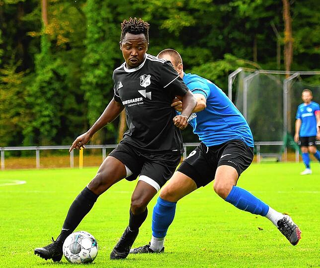 Chance vertan: Lamin Kanteh (vorn, im Spiel gegen die SG Mettingen/Krenkingen) verpasste den Anschlusstreffer für den SV 08 Laufenburg ...