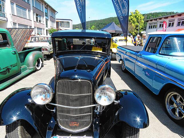 Bild 10: Chrom, Glitzer und dröhnende Motoren beim zwölften American-Cars- Treffen
