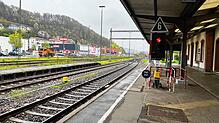 Ein leerer Waldshuter Bahnhof. Das Signal steht auf Rot. (Archivbild) Ein umgestürzter Baum zwischen Waldshut und Lauchringen hat den ...
