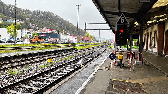 Ein leerer Waldshuter Bahnhof. Das Signal steht auf Rot. (Archivbild) Ein umgestürzter Baum zwischen Waldshut und Lauchringen hat den ...
