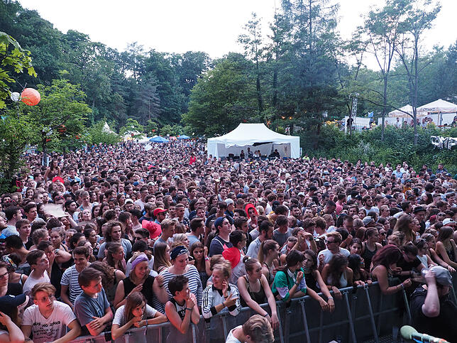 21:24 Uhr: Und so sieht das Campus-Festival aus Künstlerperspektive aus: Viele Menschen, viel Grün prägen das Bild von der inzwischen ...