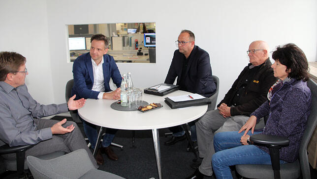 Der FDP-Bundestagsabgeodnete Marcel Klinge (Zweiter vonl inks) informiert sich bei Arbeitgeber Wieländer + Schill über den Asylbewerber ...