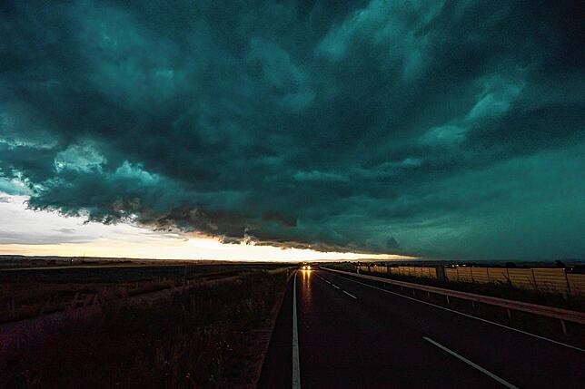 Ein massives Unwetter mit einer Shelf Cloud zieht über die A8 bei Esslingen und Stuttgart auf.