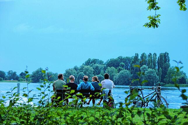 Die erste Front dunkler Wolken über dem Wollmatinger Ried zog noch an Konstanz vorbei. Diese Menschen genießen den lauen Abend am ...