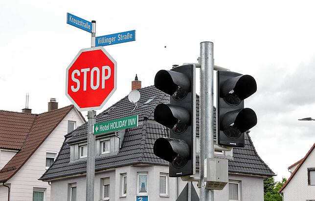 Fertig montiert im Kreuzungsbereich Kreuzstraße und Villinger Straße: eine neue, intelligente VS-Ampel.