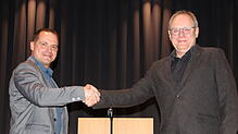 Handschlag nach der zweistündigen Bewerbervorstellung: Jürgen Wiener (links) und Peter Schanz liefern sich einen fairen Schlagabtausch.