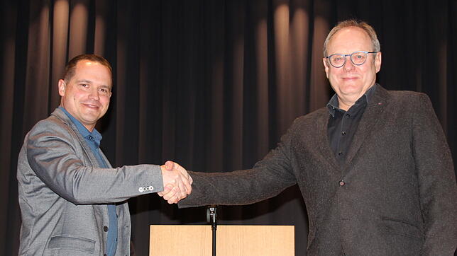 Handschlag nach der zweistündigen Bewerbervorstellung: Jürgen Wiener (links) und Peter Schanz liefern sich einen fairen Schlagabtausch.