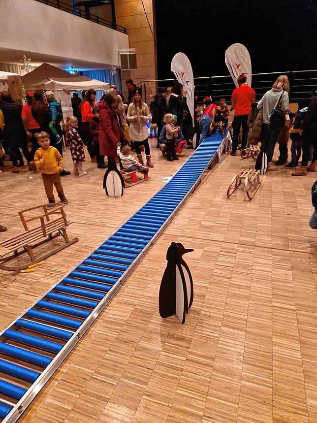 In der Talwiesenhalle gab es auch einen kleinen Aufenthaltsbereich für die Besucher. Hier konnten die Kinder mit einem Schlitten eine ...