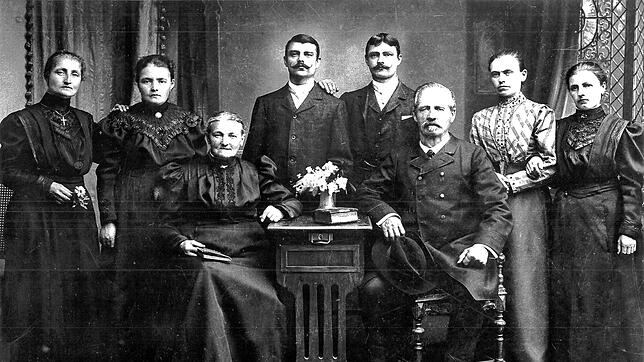 Eine stolze Wehrer Arbeiterfamilie um 1905: Alle Kinder des Spulermeisters Alexander Genter arbeiteten in der MBB. Bilder: Repro Valenta