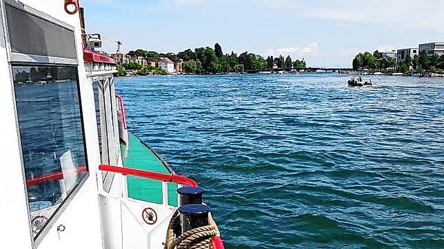 (Archivbild) Er verkehrte bereits auf dem Konstanzer Seerhein: Der Wasserbus. Nun geht die Diskussion um das Angebot in eine neue Runde.
