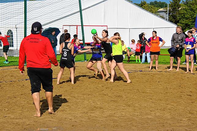 Bild 3: Viel Regen, wenig Sonne: Handballer ziehen ihr Turnier durch