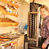 Hans-Peter Schelle neben seinem unverzichtbaren Stromfresser. Der Backofen im Bäckereiverkaufswagen fiel zuletzt ab und an aus. Mit der ...
