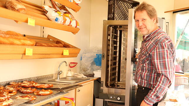 Hans-Peter Schelle neben seinem unverzichtbaren Stromfresser. Der Backofen im Bäckereiverkaufswagen fiel zuletzt ab und an aus. Mit der ...