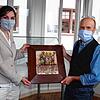 Stadtarchivarin Katrin Koyro (links) und Rüdiger Specht vom Stadtmuseum zeigen die historische Ofenkachel aus dem Jahr 1738. Sie ist ...