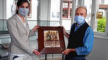 Stadtarchivarin Katrin Koyro (links) und Rüdiger Specht vom Stadtmuseum zeigen die historische Ofenkachel aus dem Jahr 1738. Sie ist ...