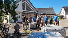 15 Helfer packen beim Arbeitseinsatz in Kommingen mit an, wozu Ortsvorsteher Matthias Sauter (Zweiter von rechts) aufgerufen hatte. Der ...