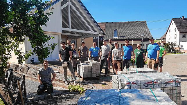 15 Helfer packen beim Arbeitseinsatz in Kommingen mit an, wozu Ortsvorsteher Matthias Sauter (Zweiter von rechts) aufgerufen hatte. Der ...